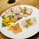 洋食堂 のろ - 南瓜のサラダ、豚肩豚トロのパテドカンパーニュ、鶏白肝パテ(これやばい)ゴールデンキウイソースを添えて、ヒラメとスモークサーモン