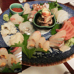 漁菜克献 - ＜2014年7月＞お刺身盛り合わせ。１3種類？5人分です。雲丹を白身魚でまいてあります。