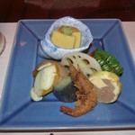 漁菜克献 - ＜2014年7月＞　付き出し。8品ありました。どれも美味しい♪小鉢の中の黄色いのはトウモロコシのお豆腐！雲丹が乗ってます。