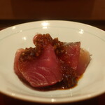 鮨 しみづ - 6日間乾燥熟成 宮崎県日南沖初鰹 玉ねぎ醤油仕立て