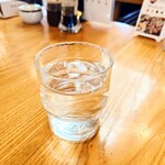 やぶ善 - 着席後すぐに提供してくれる、冷たいお水。