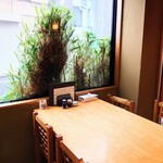 やぶ善 - 平日ランチでいつも座っている窓際の席。