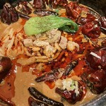 空心 - ホット過ぎる赤い唐辛子は辛くて食べれませんでしたが、スープはそんなに辛くなく濃厚で美味しい