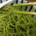 雨は、やさしく - 箸が緑に辛味噌つけだれ