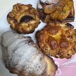 パンのお店 ito - 手前のクロワッサンアマンドは塩キャラメル