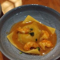アトモス･イタリアンダイニング - 海老とポルチーニのラビオリ、レモングラス風味ビスクソース