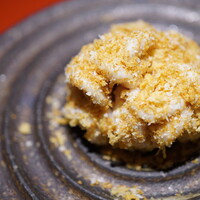 弐ノ蔵 - サクッとした衣の小気味よい食感を思い切って圧をかけると、クリーミーな旨味に包まれ、衣が旨さを上手にアシスト。冷たいフライの意図を発揮させる逸品。
                    一口で行っちゃったが、めちゃくちゃ美味しい！