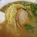 Gyouza No Oushou - 餃子の王将 白梅町店のこってりセットのこってりラーメン。麺とトッピングたち（14.07）