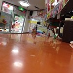 Gyouza No Oushou - 餃子の王将 白梅町店のカウンター、キレイに拭き上げされてます。（14.07）