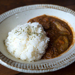 旅人カレー - 「キーマカレー」キレイな盛りつけ。