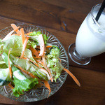 旅人カレー - ランチはミニサラダとドリンク付。