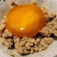 おみ乃 神谷町 - 鶏そぼろ，卵黄の醤油漬け