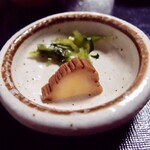 蕎麦・宿 菊井 - 香の物　いぶりがっこ　いぶりがっこの美味しさは、「燻製の香り」「発酵の旨味」「歯ごたえ」（2024年5月）