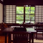 蕎麦・宿 菊井 - 瑞々しい新緑が新鮮な窓の外（2024年5月）