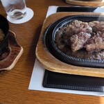 和牛ステーキ桜 - 切落しステーキ150gとガーリックライスランチ　5500円(2025年2月）