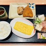 ザ・めしや - 料理写真:12:10に2名掛けテーブルへ着席。揚げ物と玉子焼きはスタッフさんがレンチンしてくれた。オクラとナメコが入ってる和風豆腐サラダは和風ドレッシングが正解やったな。駐車場と店内も広くゆっくり食べれる。