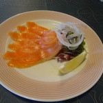 洋食屋ZEN - ⑨スモークサーモン　レモン添え