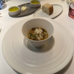 メイ - 4皿目
      コンソメのロワイヤル、フォアグラのポワレ、蕪、ズワイガニ、花穂紫蘇。
