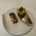 メイ - 1皿目
      ・魚のパウンドケーキ、チーズでマリネした鰆、桜の葉。
      ・ニンジンムース、フロマージュブランのロールケーキ。