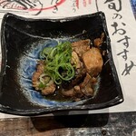 藁焼き鰹たたき明神丸 帯屋町店 - 突き出しは鰹の角煮