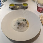 メイ - 5皿目
      鮑とブロッコリーのソテー、貝の出汁のクリームソース、ミルクの泡。