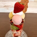 ファヴォリ - いちごミルクアイス、クリームシャンティもとても美味しい