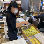 小池菓子舗  - 蒸かし立てをうちわであおぐ