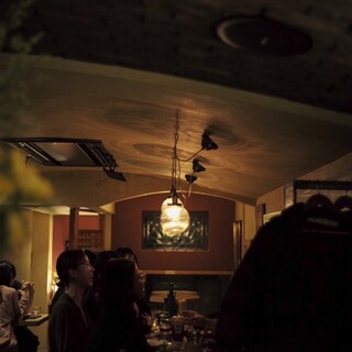 イタリア料理と相性抜群な一杯を、奥のテーブル席でどうぞ★