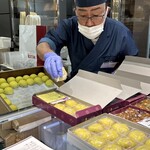 小池菓子舗  - ひとつずつそーっと包んで完成