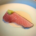 蒼 - これは、メジ鮪の脂乗りの域を大幅に超えていますよ。
      特に、炙った皮目と身との境の旨味が、尋常じゃありません。
      爽やかなヴィネグレットソースとの相性もこの上なし！
      こりゃあ、反則です(^^)