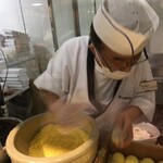 小池菓子舗  - お父さんの手元を見てるだけで飽きない