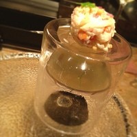 タパス モラキュラーバー - 上はタラバ蟹のタルタル☆
                中は海の香りのゼリー☆