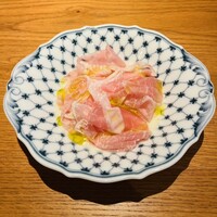 両忘 - 生ハムと新玉ねぎのスープ