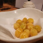 串焼がんちゃん - 銀杏。大人of大人。からあげ！ポテト！揚げ物一式！の私が銀杏を頼む日が来るなんて。軽いお塩にプチッと食感の銀杏、ビールを流し入れれば「プハァ〜！」。音漏れは心の中で