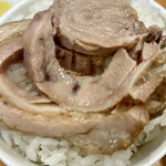 麺武 はちまき屋 - 柔らかチャーシュー　ライスに乗せるのだ
