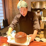 蒼 - 焼き立てブリオッシュ. これが八等分されるのでかなりのボリューム.