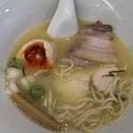 神也 - 味玉はトロリで味も濃いです！