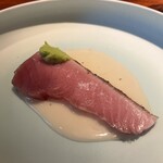 蒼 - メジマグロとは思えない脂ののりです. さっと皮目を炙っているので脂も身も旨味が活性化してます. 中国甘酒のソースはいつも美味しい.