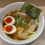 手揉み中華そば 中村 - 雲呑の下にも隠れてチャーシュー。