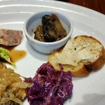 バルベッタ - 前菜右側、カップの中が鶏レバー