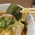 手揉み中華そば 中村 - 麺は中太の平な固めの縮れ麺。