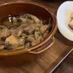 鶴見とろける黒毛和牛のイタリアン 「キッチンmatsui」 - アヒージョ。アンチョビとにんにくで旨味凝縮。パンのおかわりは110円！