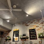 鶴見とろける黒毛和牛のイタリアン 「キッチンmatsui」 - 高さがあり開放感あるれる店内