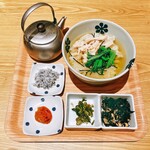 だし茶漬け+肉うどん えん ラスカ平塚店 - ◆(朝食)蒸し鶏と青菜の茶漬け ¥620
                                ◆ライス大盛り(+100g 無料)
                                ◆(トッピング)釜揚げしらす ¥150
                                ◆(トッピング) 南高梅 ¥100
                                ※税込