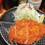 とんかつ檍 銀座8丁目店 - 厚みもしっかりありレモンも嬉しい