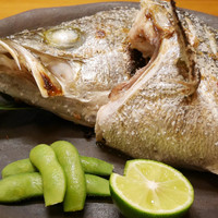 赤坂とゝや魚新 - スズキのカマの塩焼(アップ)