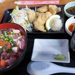 魚屋直営食堂　魚まる - 魚まるまーさん丼　酢飯　白身魚唐揚げ付き　1727円（2024年9月）