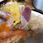 魚屋直営食堂　魚まる - 個性的な赤い酢飯