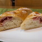 ぱん工房 恵み - ハムチーズの断面図
