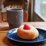 アラスカ ツヴァイ - いちご桜あんぱん（450円） カフェインレスコーヒー（650円）
